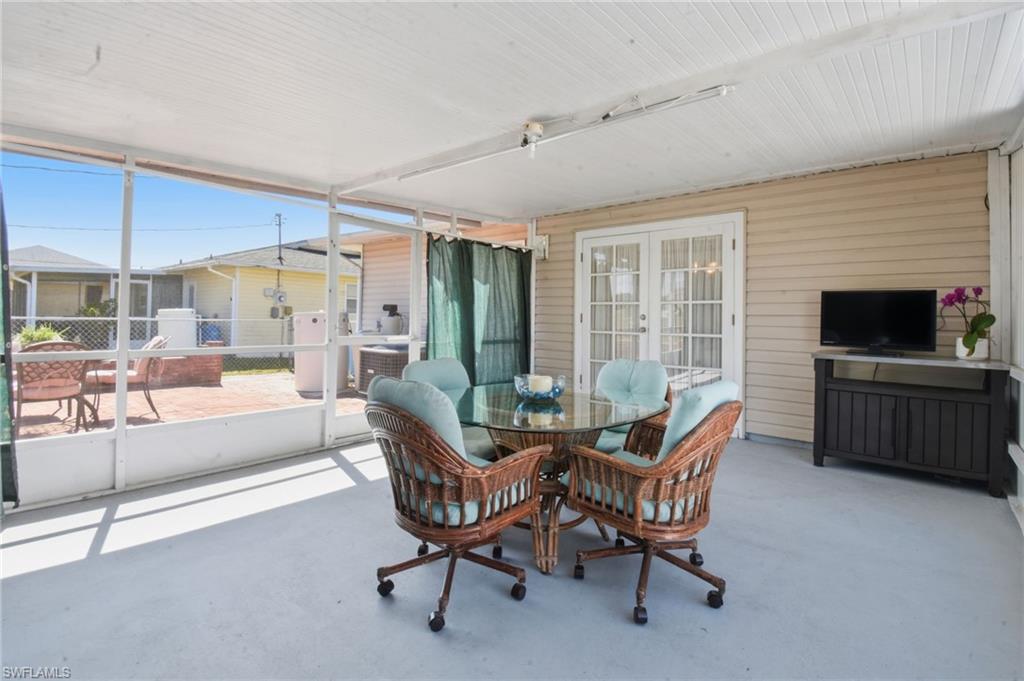 Large covered/enclosed lanai