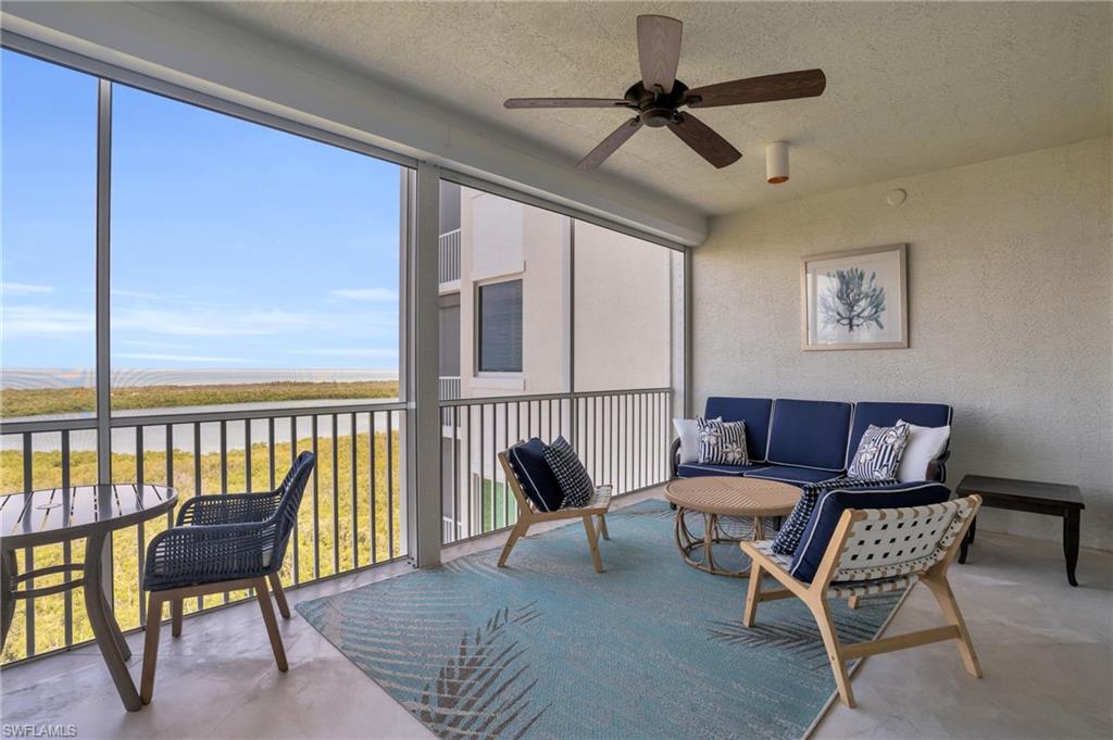 Sunroom / solarium with ceiling fan