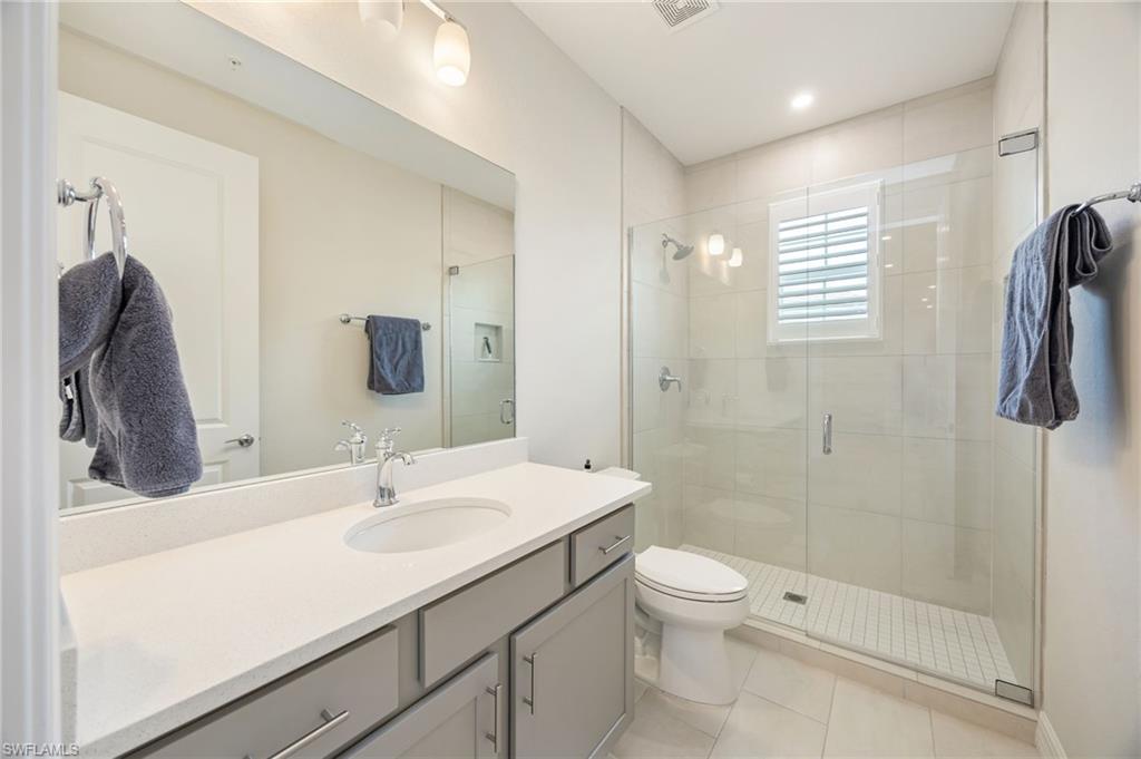 183 Indies DR E 202 photo 16