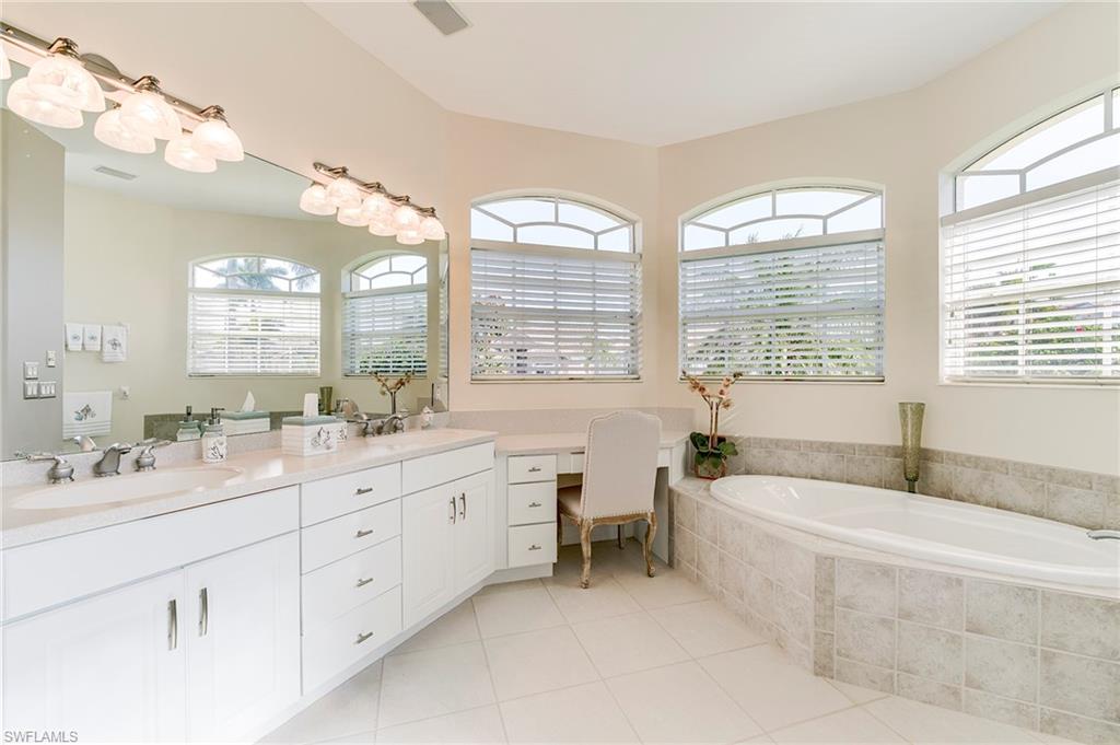 Very large and bright bath with plantation shutters