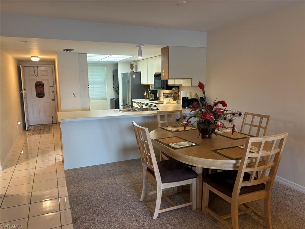 Kitchen overlooks Dining area. Makes entertaining or serving easier