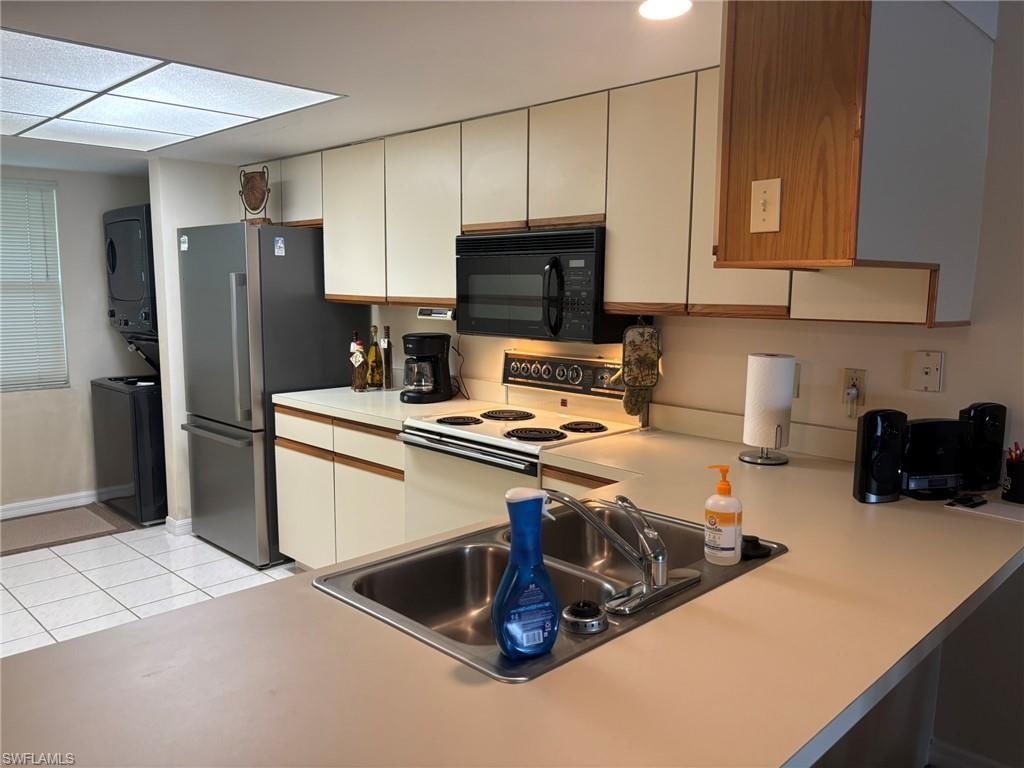 Fully equipped kitchen, includes Bottom Freezer Refrigerator, Microwave, Range and Dishwasher