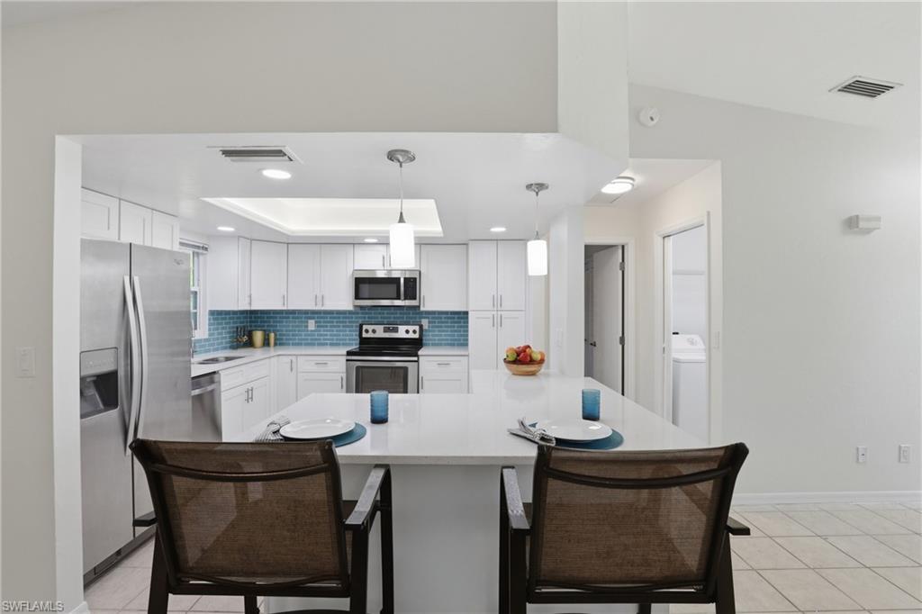 Breakfast Bar with Kitchen view