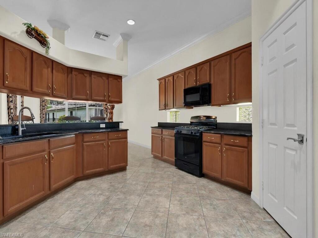 Kitchen w/ Walk-In Pantry