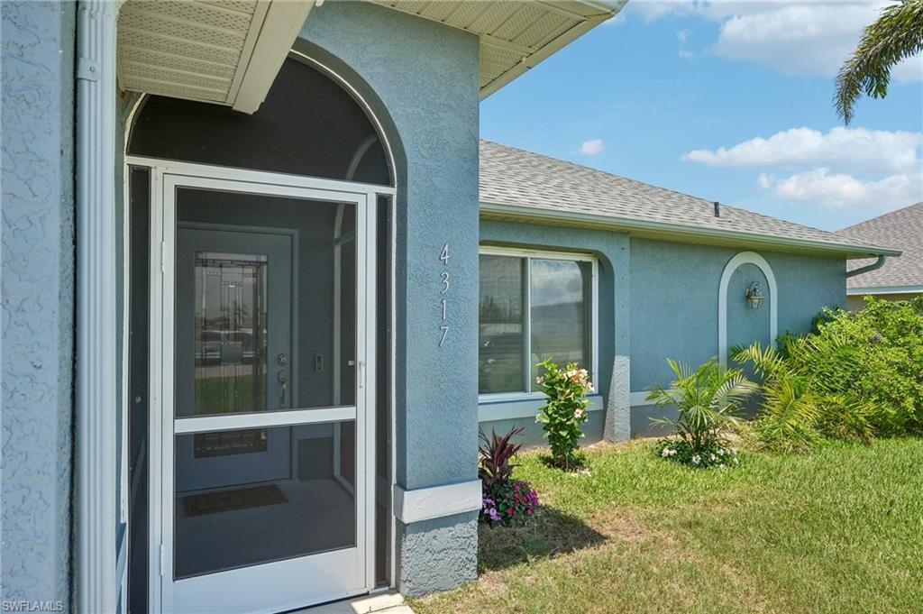 Screened front entry featuring an arched enclosure