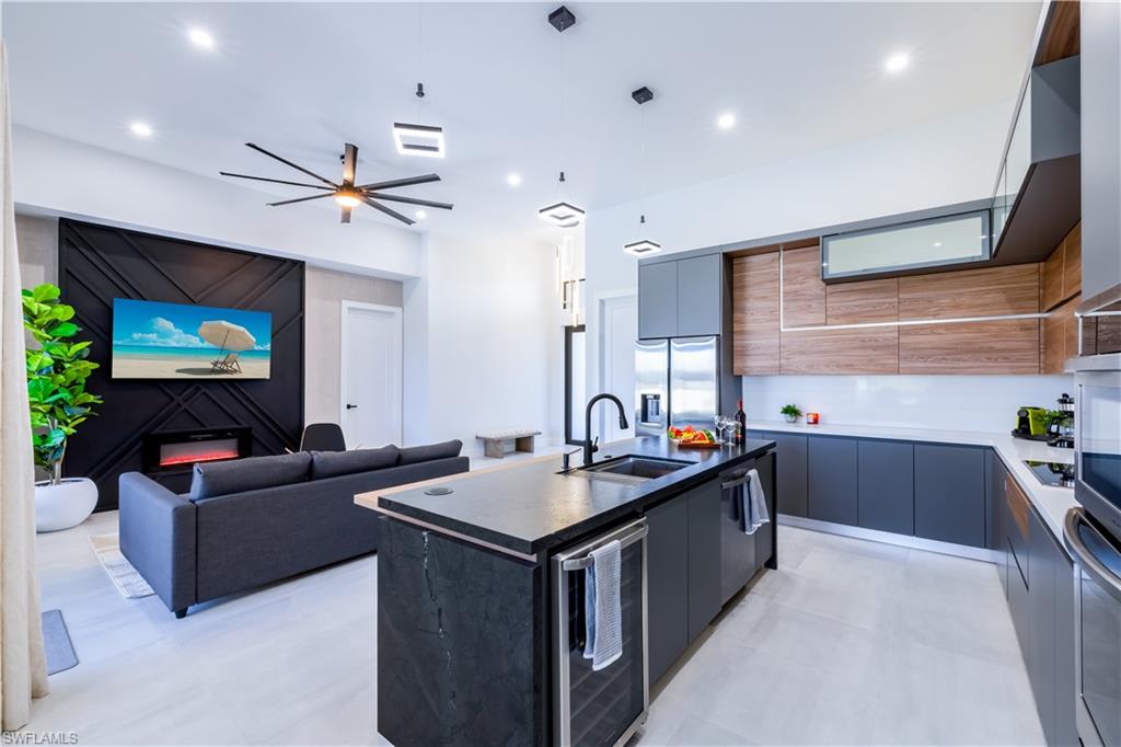 10 SW 33rd PL