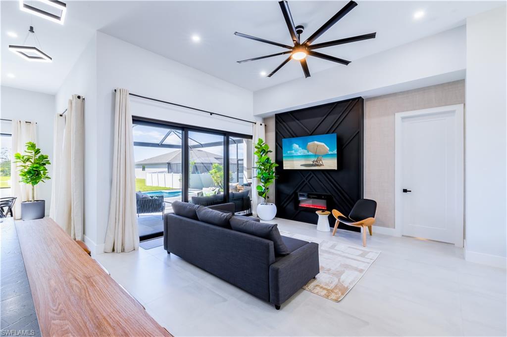 10 SW 33rd PL