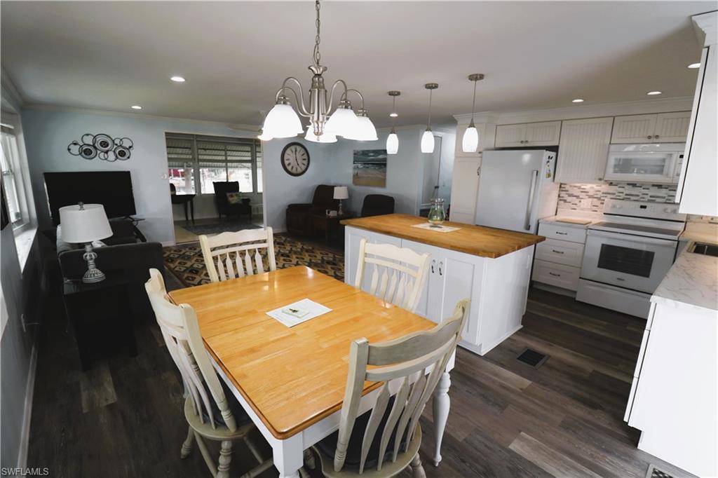 116 Coachlight DR photo 7