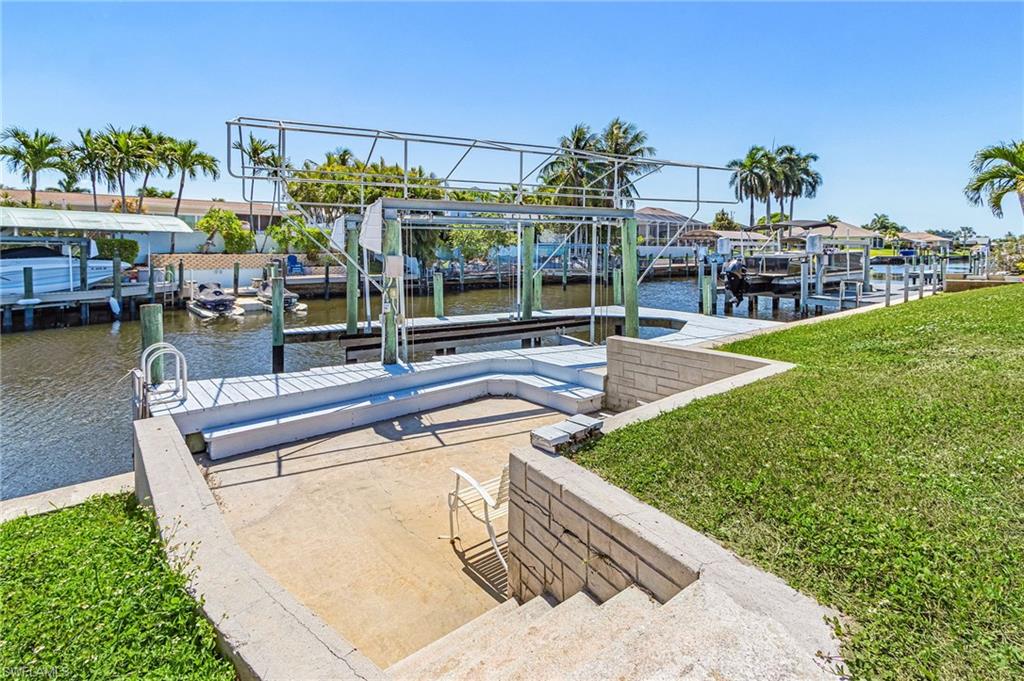Concrete cantilever dock
