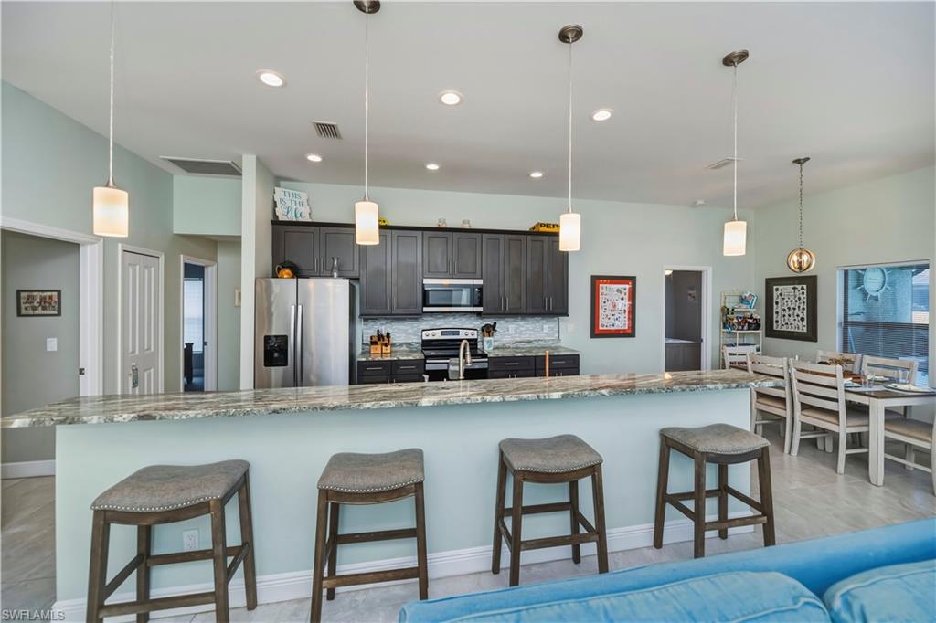 kitchen island and kithen