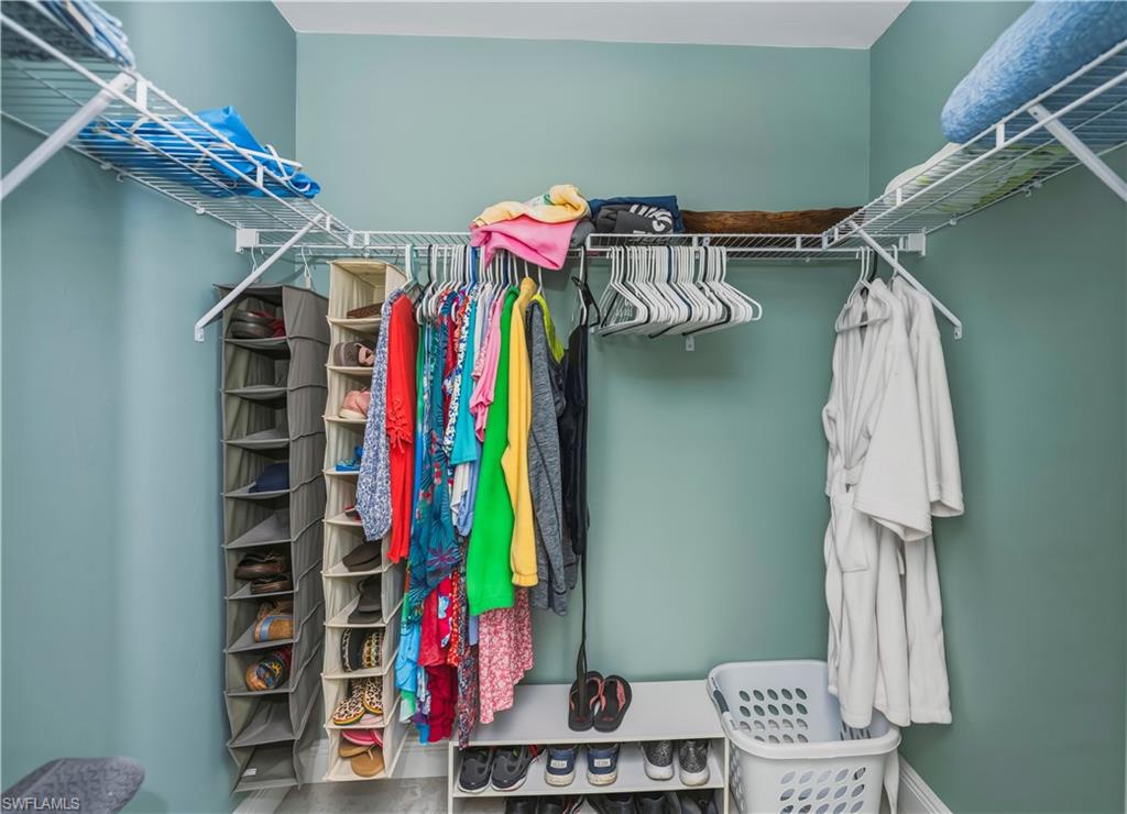 1 or 2 walk in closets in primary bedroom