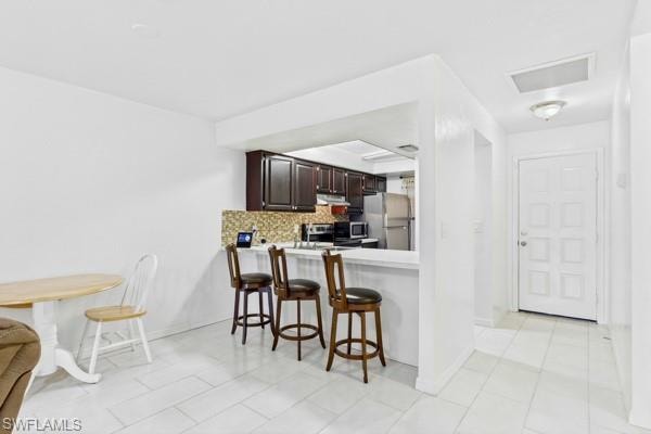 Kitchen with Breakfast bar