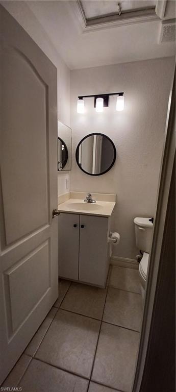 Guest Hallway Bathroom featuring a white vanity with a light-colored countertop, an undermount sink, and a round wall mirror