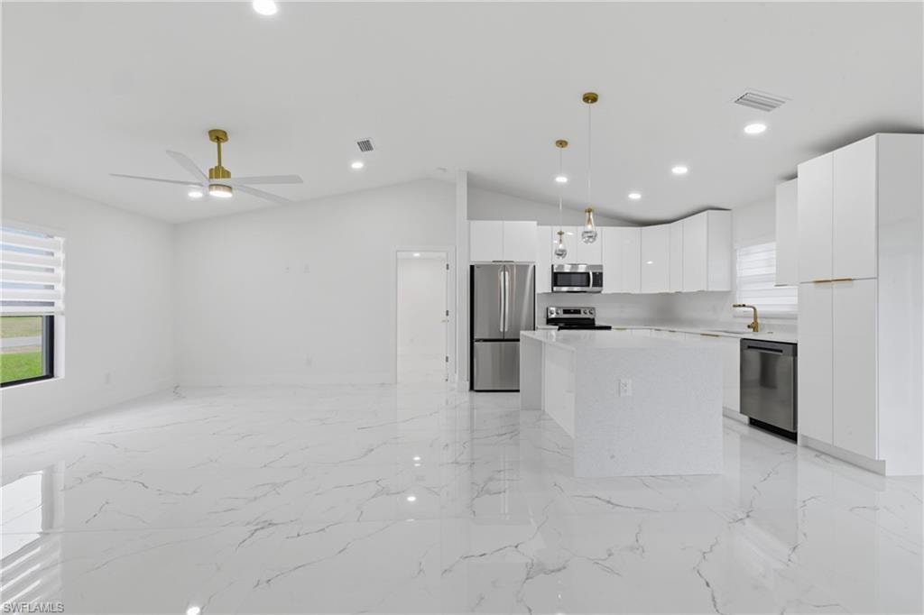 2201 NE 10TH PL photo 21