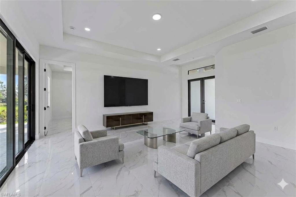 722 Phelps ST E photo 7