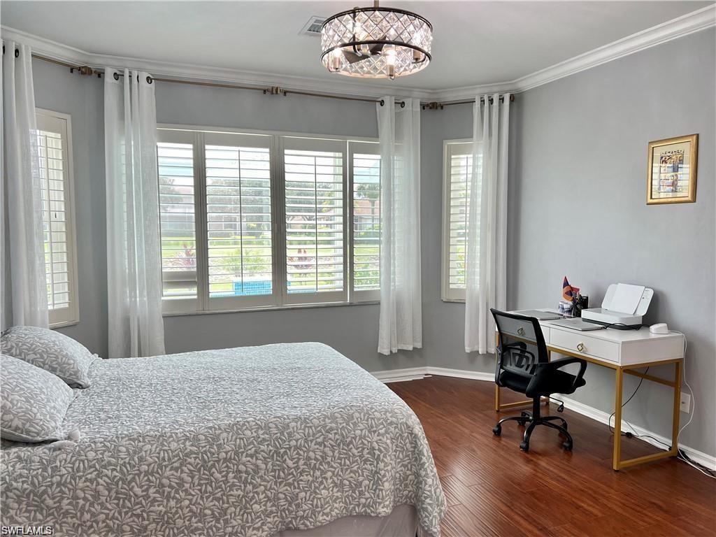 Master bedroom - queen bed.