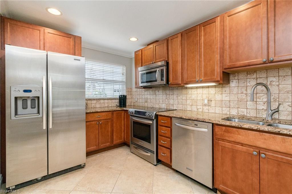 Apt "B" Nice Kitchen & Stainless Applicances!