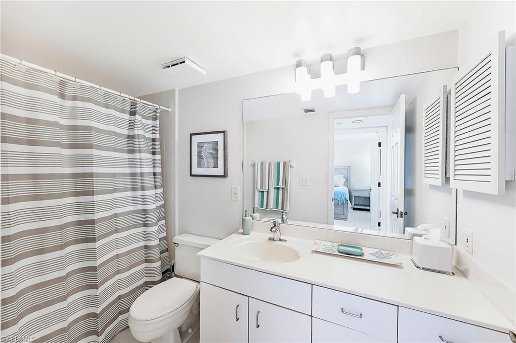 Guest Bathroom with shower/tub