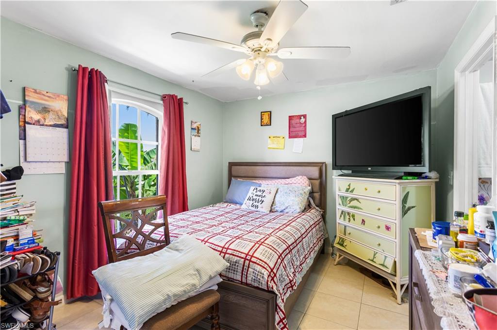 On the opposite side, you’ll find TWOADDITIONAL BEDROOMS joined by a JACL-NJILL BATHROOM, plus a flexible den/homeoffice/study that can also function as aFOURTH BEDROOM.