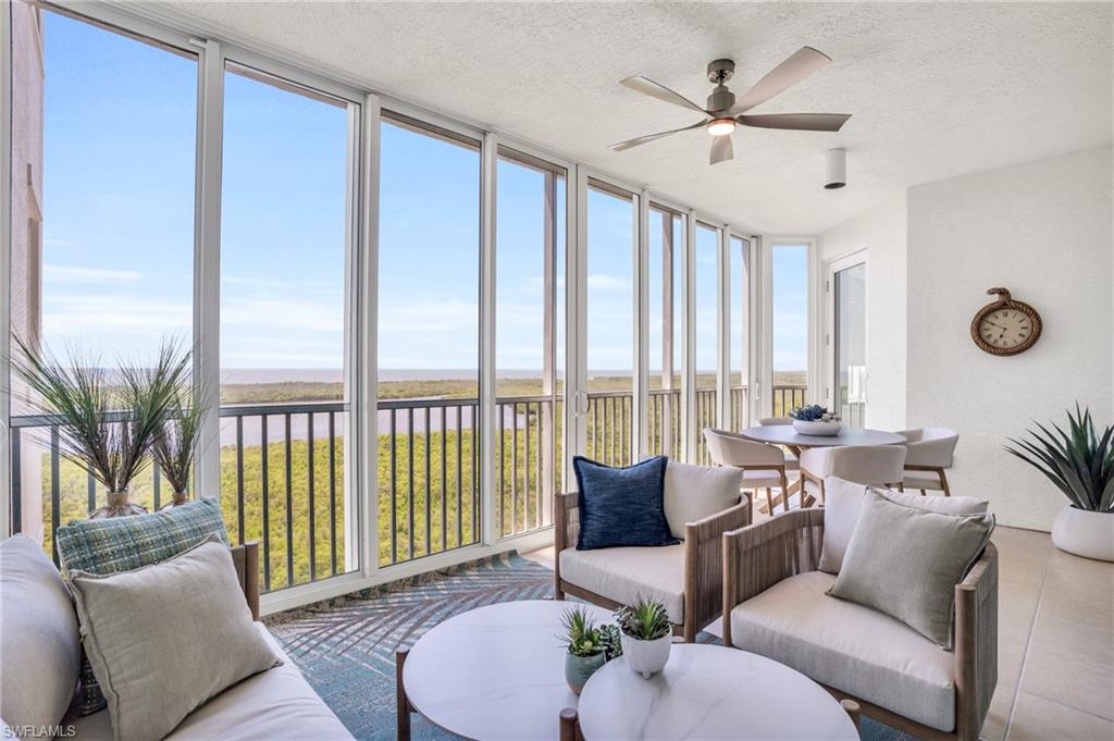 Sunroom with ceiling fan