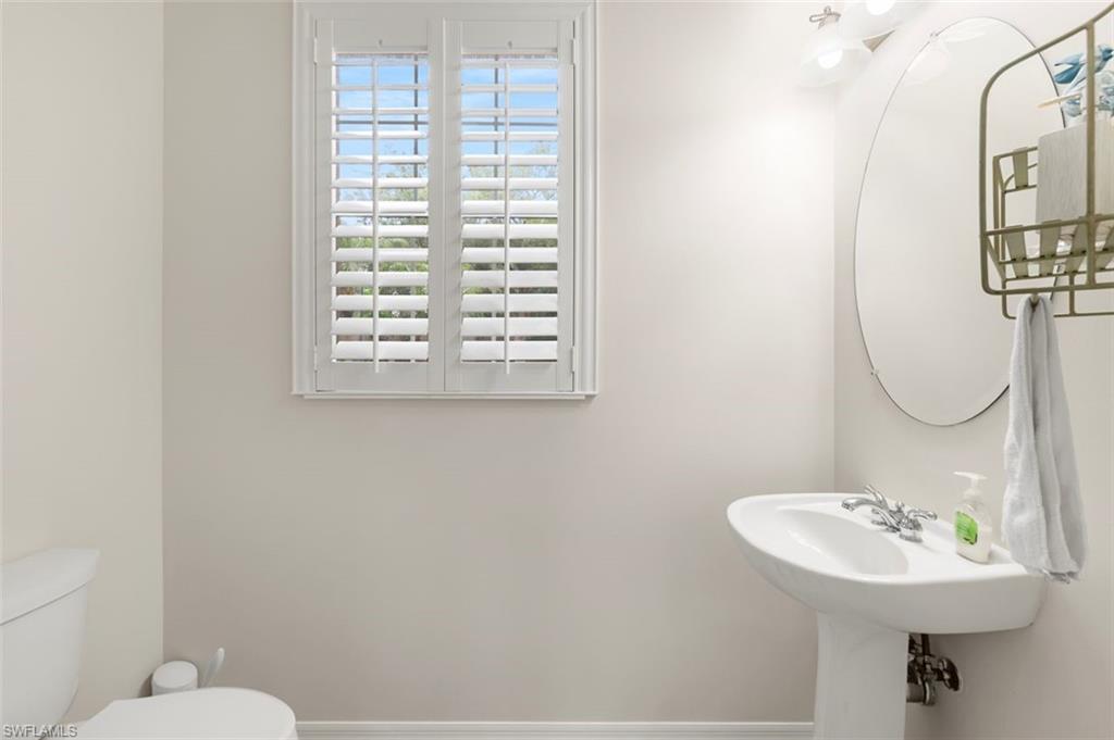 FIRST FLOOR GUEST BATHROOM
