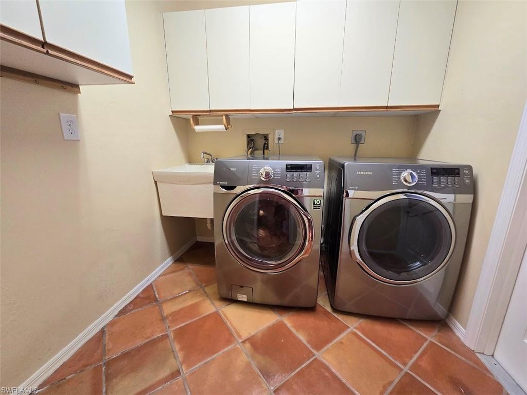 Laundry Room w/Utility Sink & Cabinetry