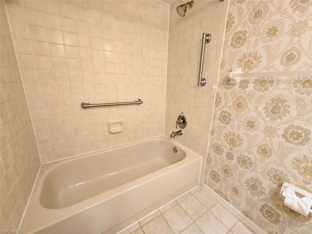 Guest Bathroom Tub/Shower Combo -View 2