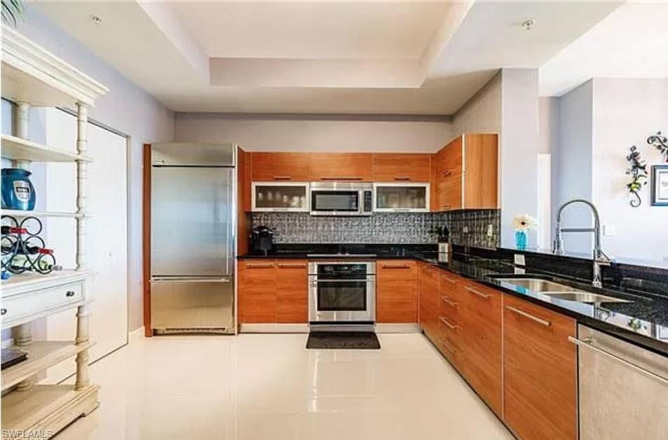 3000 Oasis Grand BLVD 401 photo 7