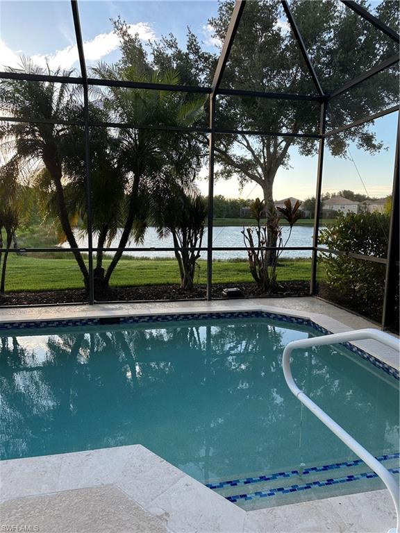 Private pool with view on the lake!