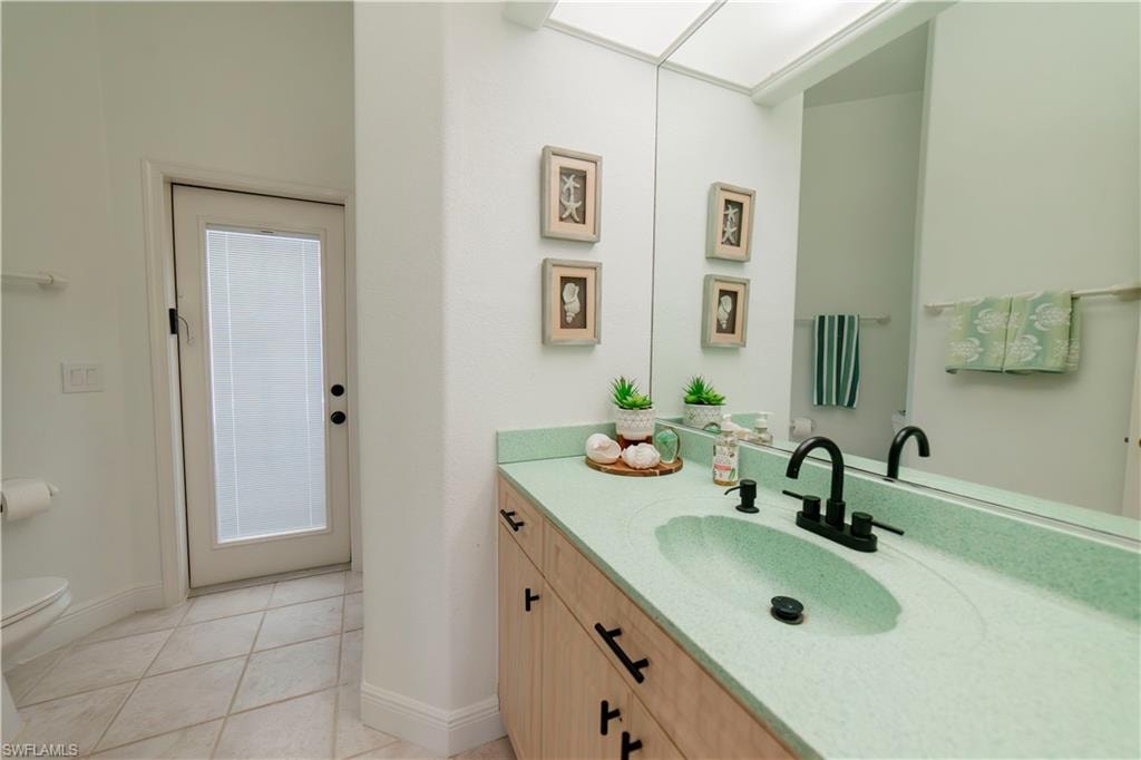 Guest Bath with pool access and shower