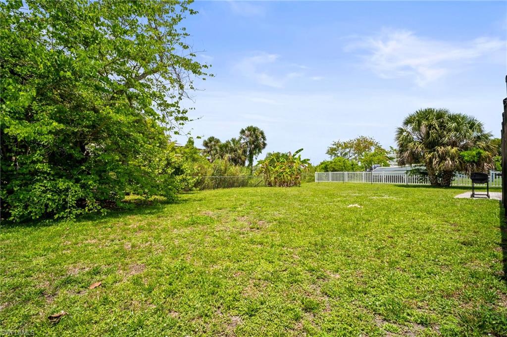 2001 Bahama AVE photo 38