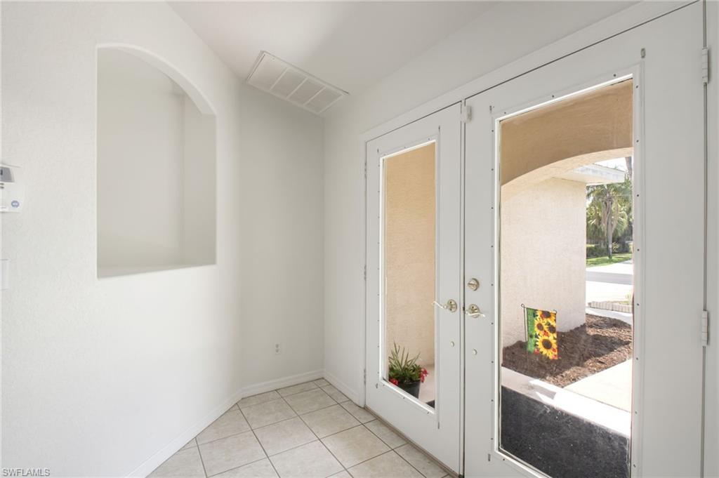 Entryway featuring tile flooring and an arched wall niche