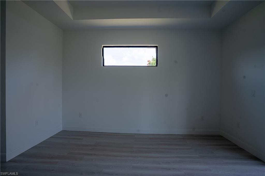 Recessed ceiling with an accent tray, featuring a single transom window