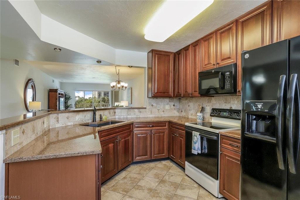 Large living space perfect for entertaining!!