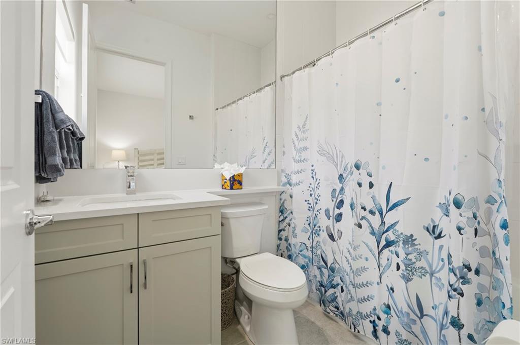 4th ensuite bathroom with tub
