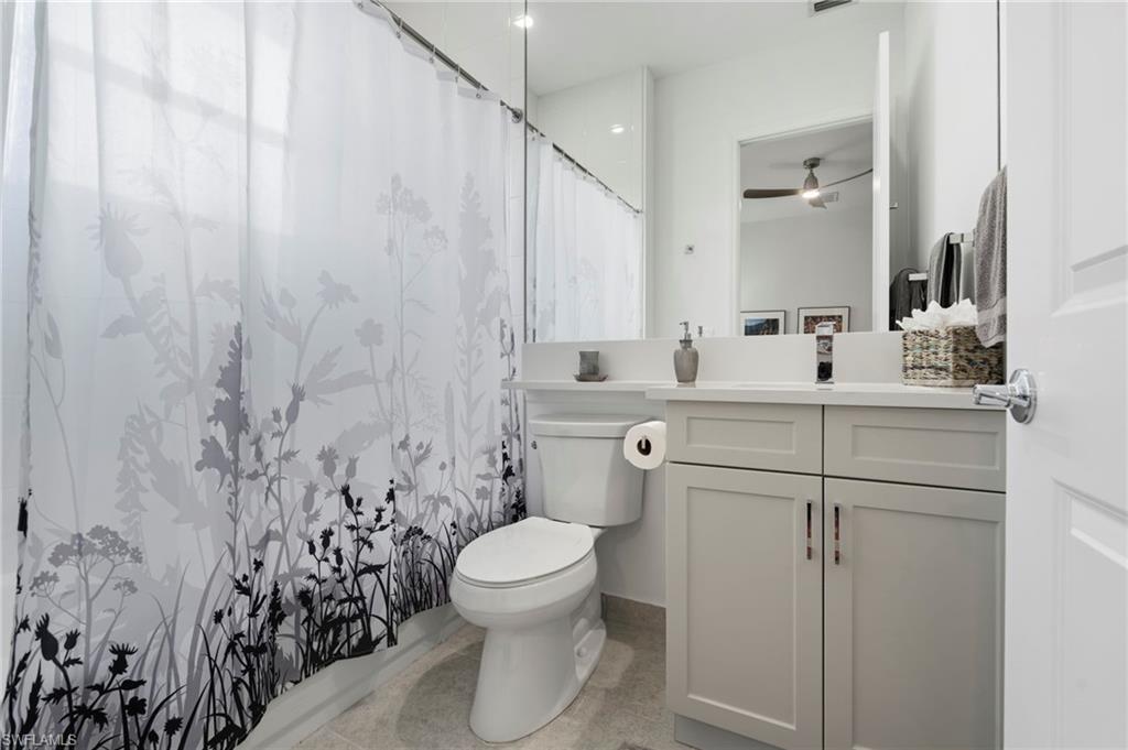 2nd ensuite bathroom with tub