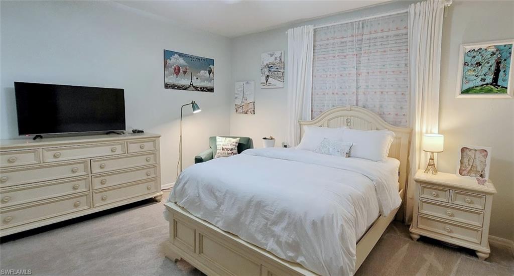 Guest bedroom with queen bed