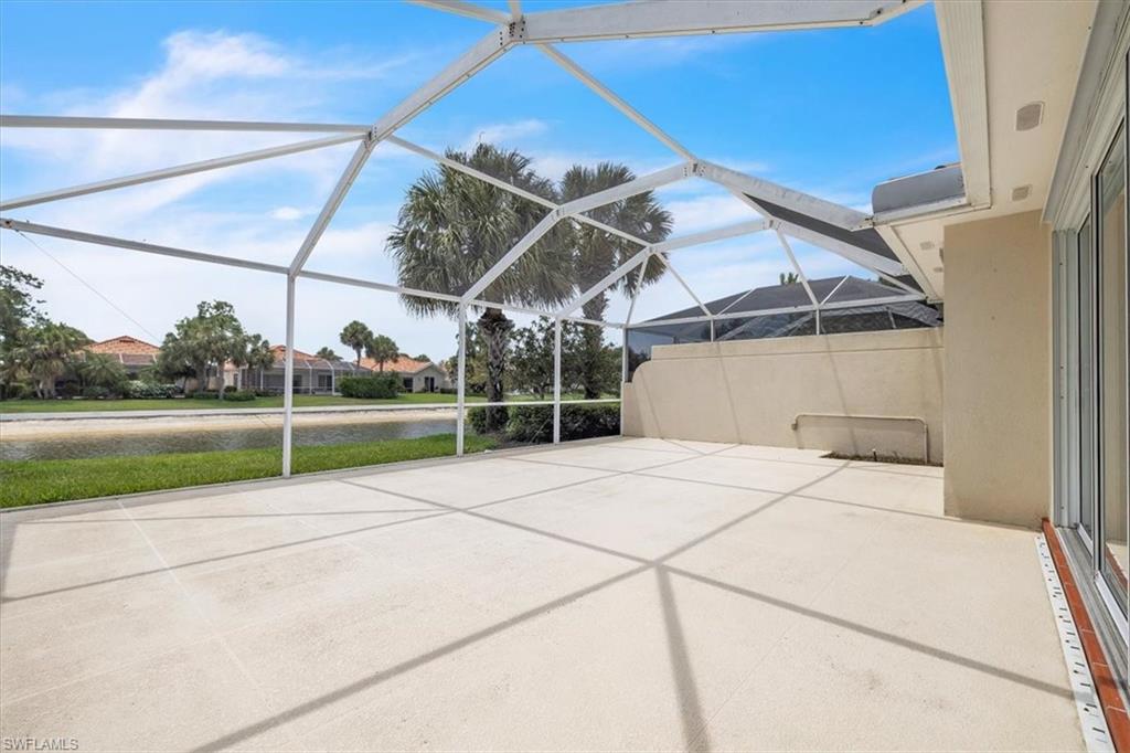 Extra large screened patio!