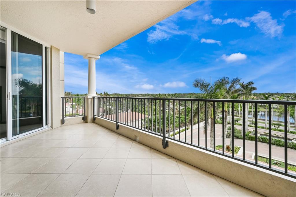 Open East balcony connects Guest quarters