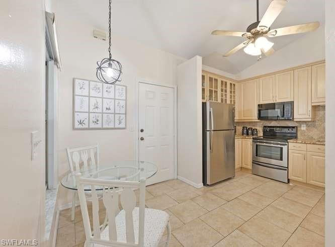 KItchen and breakfast nook