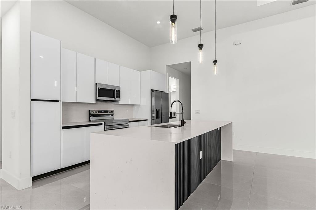 1900 NW Embers TER photo 12