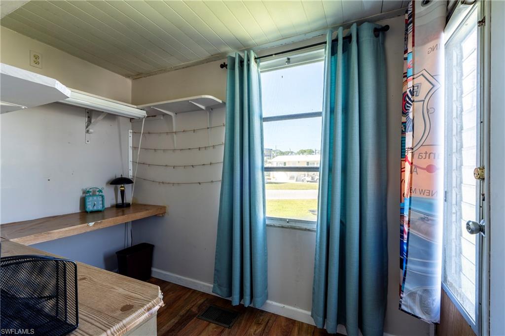 Bonus room that can be used for home office or walk-in closet