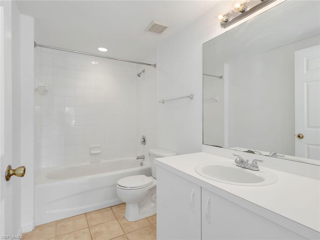 Primary Ensuite Bathroom with Tiled Tub/Shower Combo