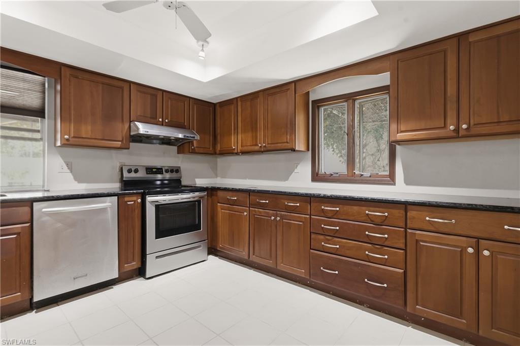 9753 Maplecrest CIR