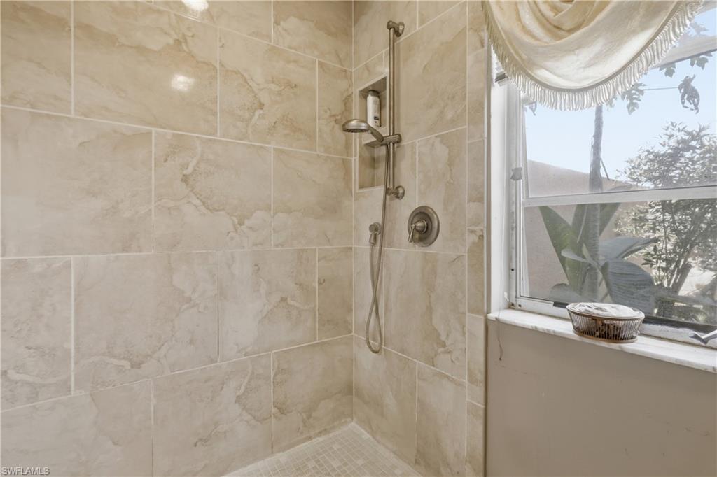 9753 Maplecrest CIR photo 18