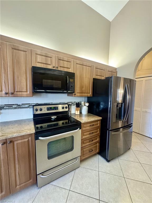 Refrigerator with dual ice makers