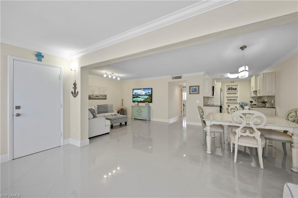 2100 Gulf Shore BLVD N 212 photo 6