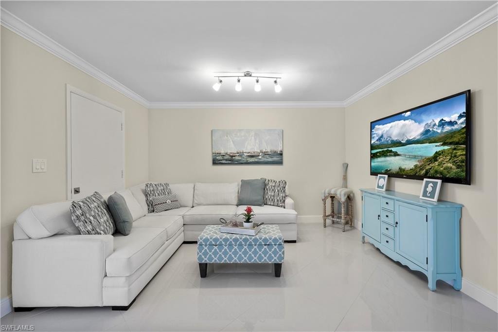 2100 Gulf Shore BLVD N 212 photo 9