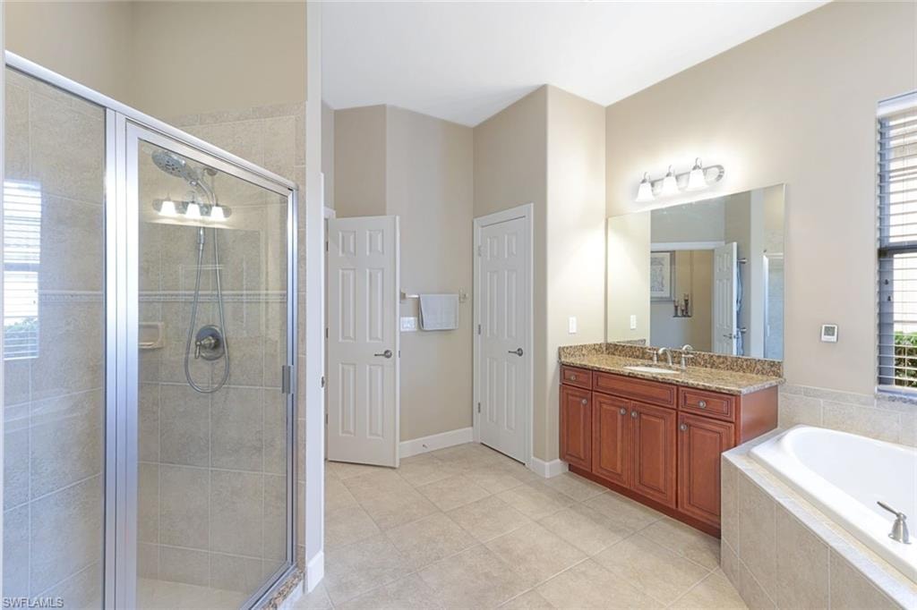 Master bathroom with 2 sinks, soaking tub and shower
