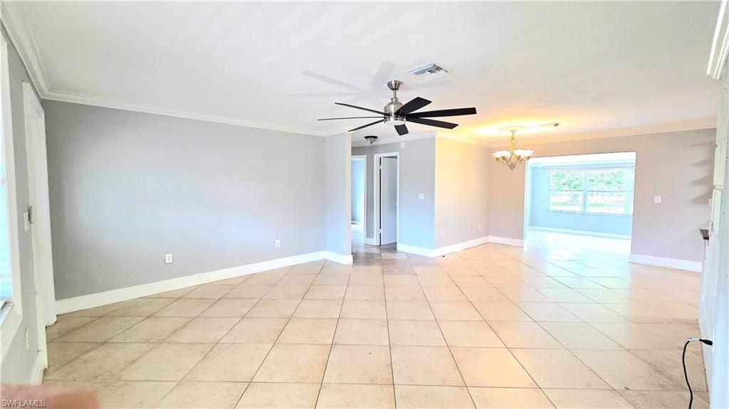Large Living Room w Dining area